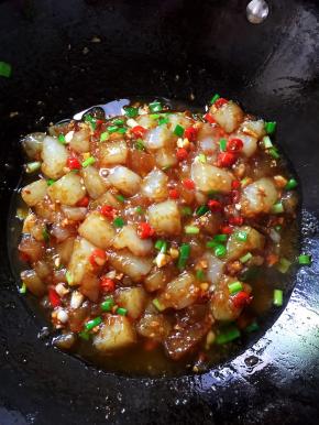 起锅前加入适量的葱花和鸡精调味即可。