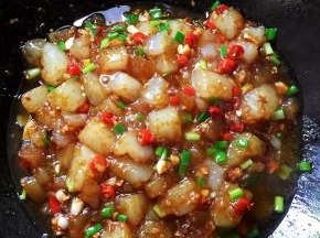 起锅前加入适量的葱花和鸡精调味即可。