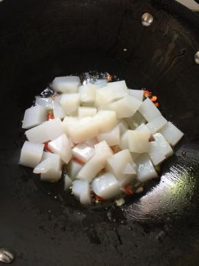 倒入切好的凉粉翻炒均匀。