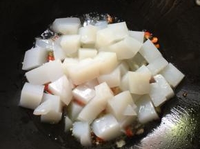 倒入切好的凉粉翻炒均匀。