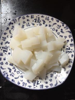 把凉粉切成小块儿备用。