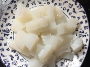 把凉粉切成小块儿备用。