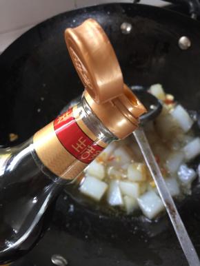 少许红烧酱油调色。