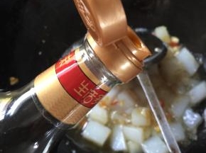 少许红烧酱油调色。