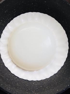 准备好凉粉儿一块儿。（凉粉儿的具体做法我有发帖，你可以去看看哦！也可以直接去市场买现成的凉粉）