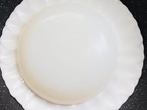 准备好凉粉儿一块儿。（凉粉儿的具体做法我有发帖，你可以去看看哦！也可以直接去市场买现成的凉粉）