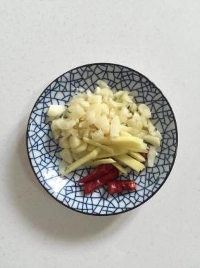 蒜瓣剁碎，生姜切成条，干辣椒切成段儿备用。