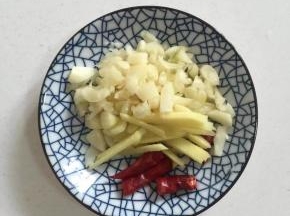 蒜瓣剁碎，生姜切成条，干辣椒切成段儿备用。