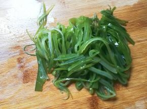 小海带泡发洗净切丝