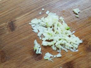 蒜瓣剥去皮剁成泥