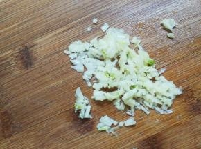 蒜瓣剥去皮剁成泥