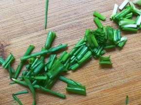 小葱洗净切碎