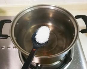 锅中水开放入一小勺盐