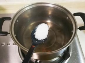 锅中水开放入一小勺盐