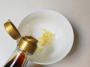 碗中放入蒜泥，少许糖，一勺生抽