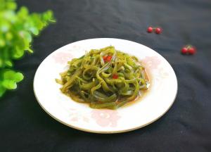 海带放入盘中淋入蒜泥汁