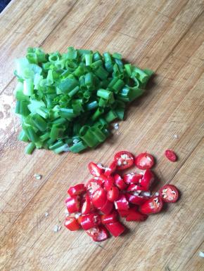红尖椒切成圈儿，小葱切成葱花备用。