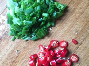 红尖椒切成圈儿，小葱切成葱花备用。