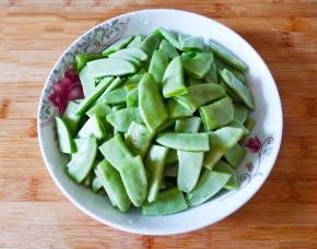 扁豆洗净，去头尾，切成两半。