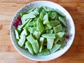 扁豆洗净，去头尾，切成两半。