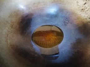 热锅倒入适量的菜籽油