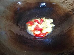 倒入2/3的红椒，和蒜片，葱白煸炒香 。