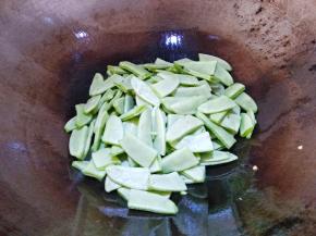 倒入扁豆翻炒3分钟