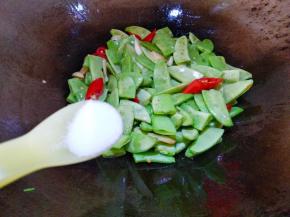 放少许盐翻炒半分钟