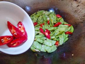 放入剩下的1/3红椒翻炒半分钟