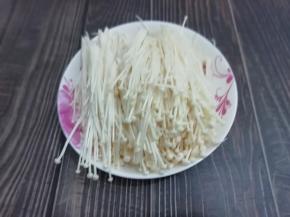 金针菇去掉根部，然后用水清洗干净
