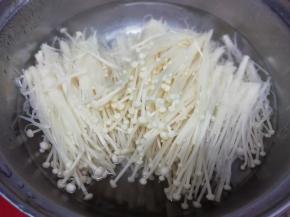 锅里加入适量水和少许的盐，大火烧开，再把洗干净的金针菇放入锅中焯水