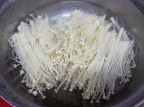 锅里加入适量水和少许的盐，大火烧开，再把洗干净的金针菇放入锅中焯水
