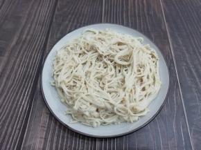 然后把金针菇捞出沥干水分，放入盘中