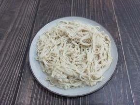 然后把金针菇捞出沥干水分，放入盘中