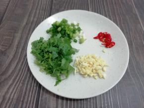 蒜、辣椒、香菜和葱都切成小粒