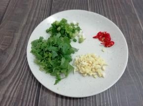 蒜、辣椒、香菜和葱都切成小粒