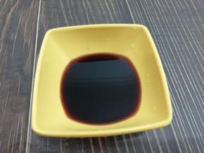 把生抽和香醋倒入容器中混合均匀