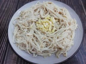 然后把蒜放在金针菇上