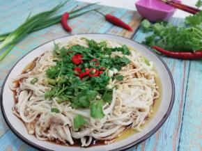 一盘美味的凉拌金针菇来了