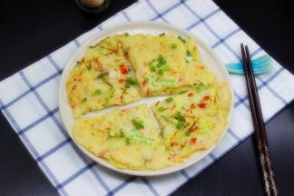 煎好的饼可以用锅铲掀起，叠成半圆，然后对切。装入盘子，香喷喷，很好吃的早餐。