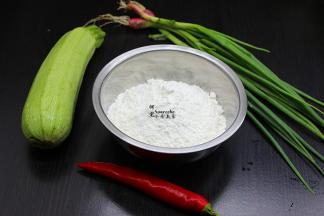 食材准备：面粉、云南小瓜、红辣椒、香葱、油、盐