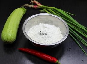 食材准备：面粉、云南小瓜、红辣椒、香葱、油、盐
