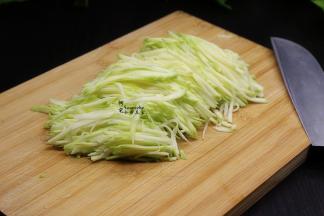 云南小瓜要挑选嫩的，嫩的小瓜皮会比较绿。把云南小瓜去皮，洗净，切丝，要切很细的丝，这样容易熟，煎的饼也会很薄。