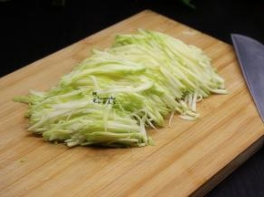 云南小瓜要挑选嫩的，嫩的小瓜皮会比较绿。把云南小瓜去皮，洗净，切丝，要切很细的丝，这样容易熟，煎的饼也会很薄。
