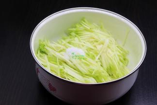 切好的云南小瓜丝，放盐拌均，接着把辣椒、香葱分别洗净，切好。放盐腌制会让云南小瓜入味，容易煎熟。