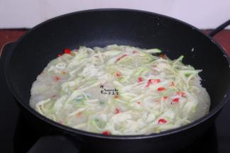 平底锅洗净，涂抹一层油，别太多油。然后倒入拌均好的云南小瓜面糊，均匀铺在平底锅上，中小火，煎至微黄。