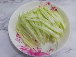 荠菜洗干净去皮，先切成片再切成丝