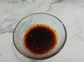 把生抽、香油和辣椒油放在一起，搅拌均匀