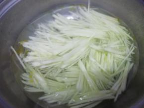 锅里加入适量的水，然后加入少许的盐和油大火烧开，在把芥菜丝放入锅中炒水