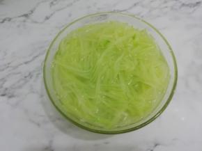 焯好水的芥菜丝捞出放入凉开水中